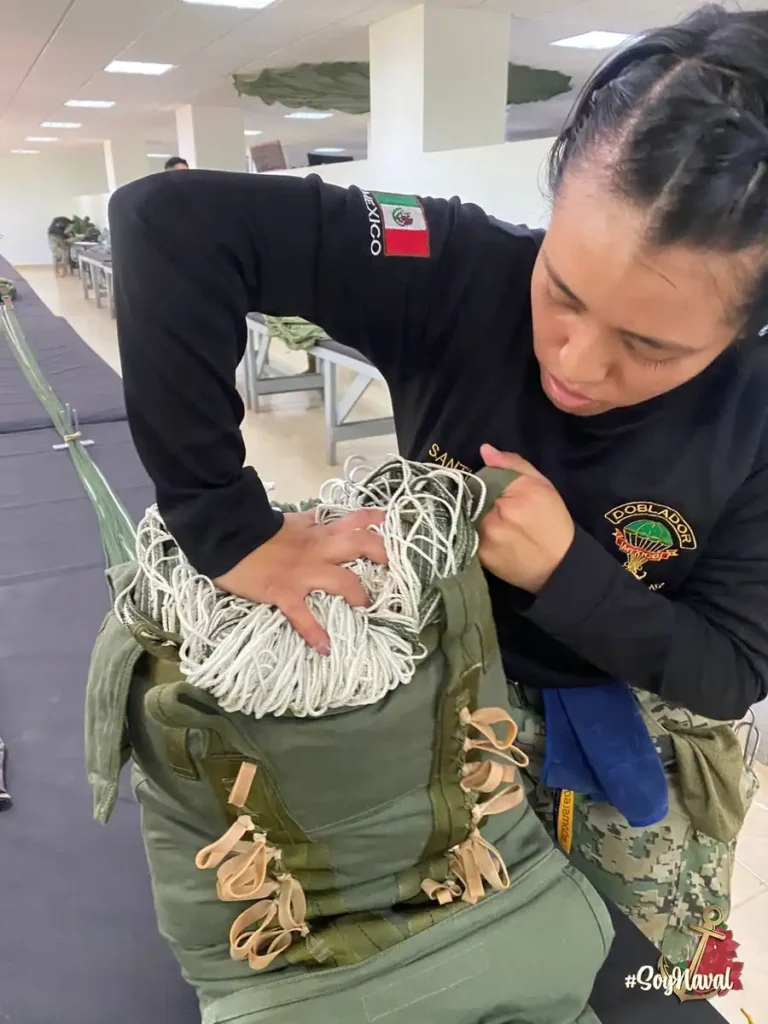 Capacitación de Paracaidismo en la Armada de México: Un Compromiso con la Excelencia