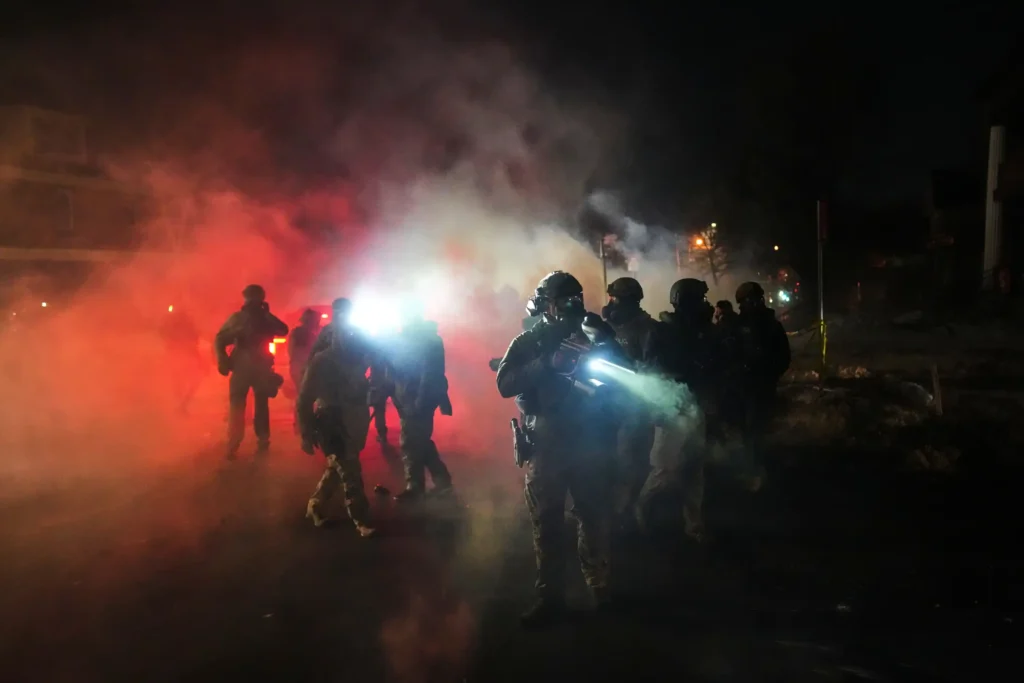 Crisis en Minneapolis: Enfrentamientos y la Amenaza de Insurrección