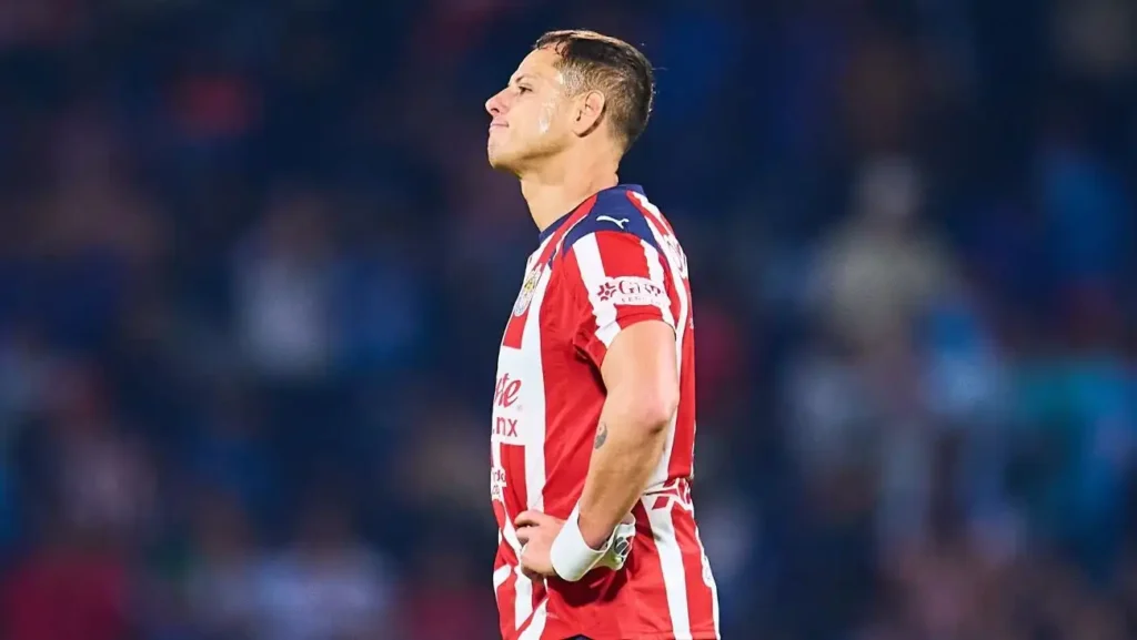El Valor de Tomar Riesgos: Luis García Defiende a Chicharito Tras el Penal Fallado