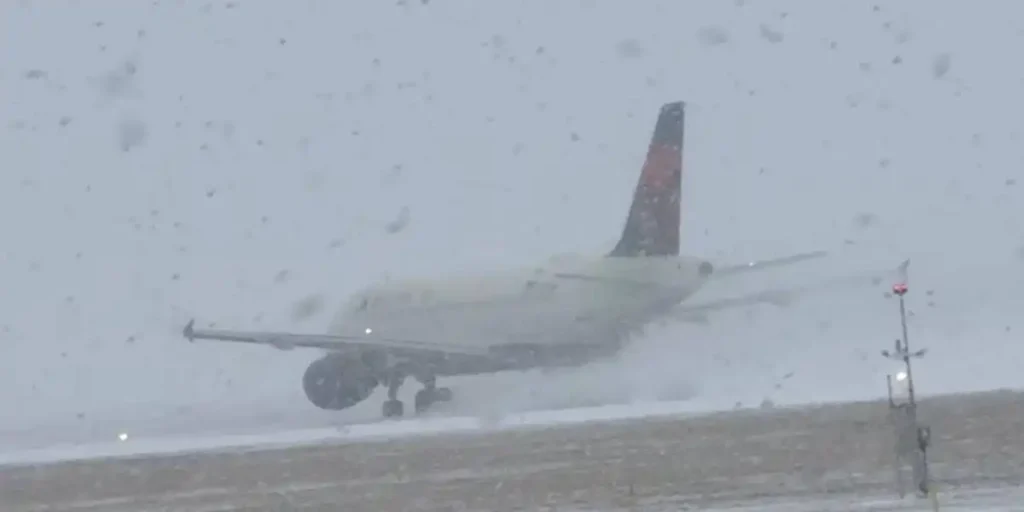 Impacto de la Tormenta Invernal en el Tráfico Aéreo de EE. UU.