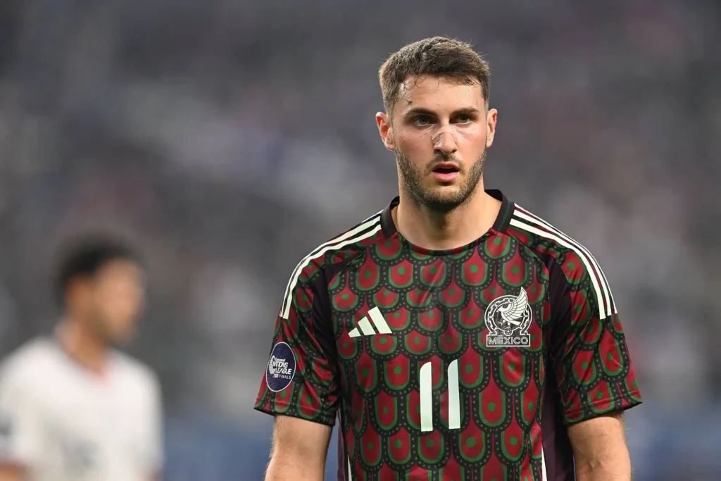 La Nueva Generación del Fútbol Mexicano: Santiago Giménez y la Confianza en los Jóvenes Talentos
