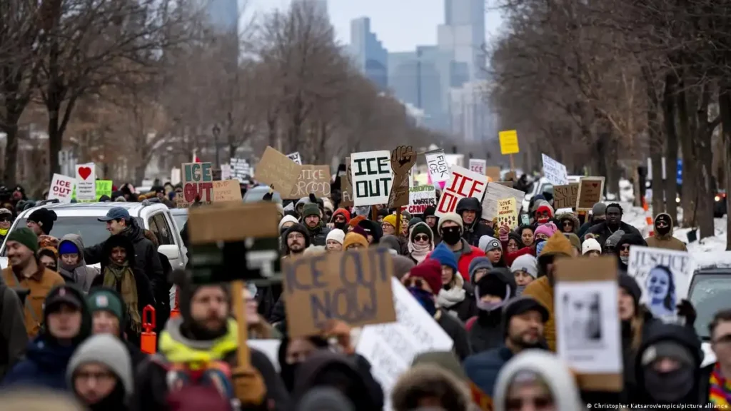 Operativos del ICE en Minnesota: Un Aumento de la Tensión y el Perfilamiento Racial
