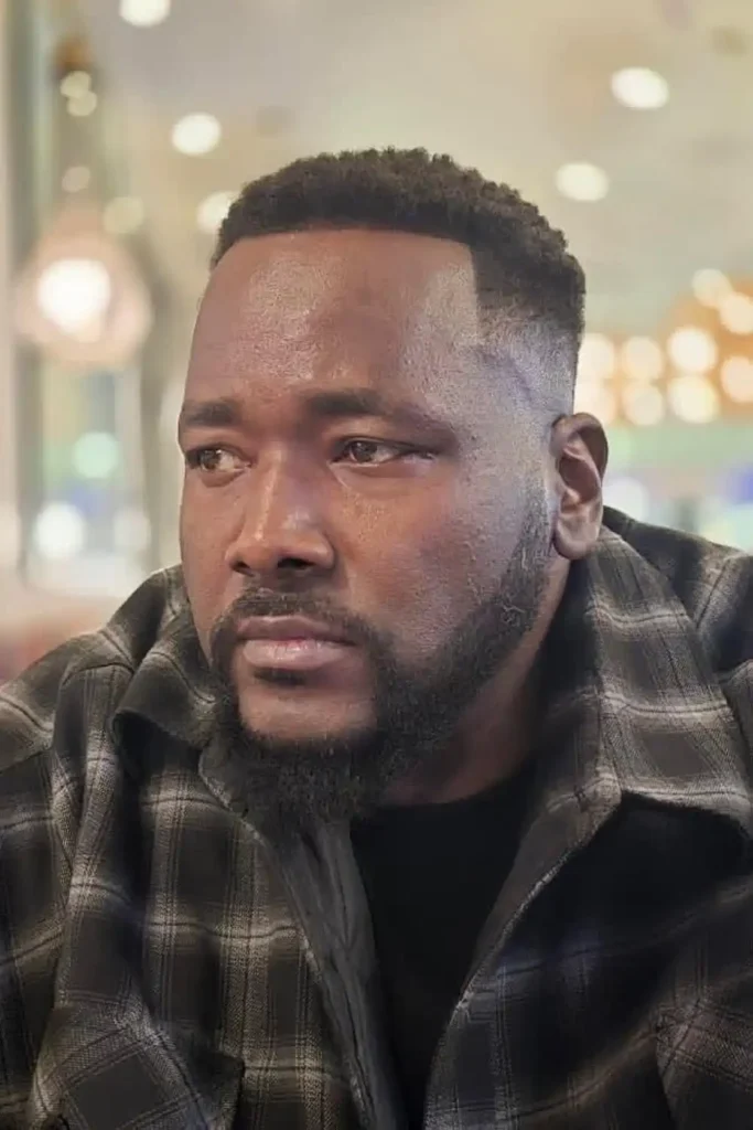 Quinton Aaron: Un Llamado de Esperanza en Tiempos Difíciles