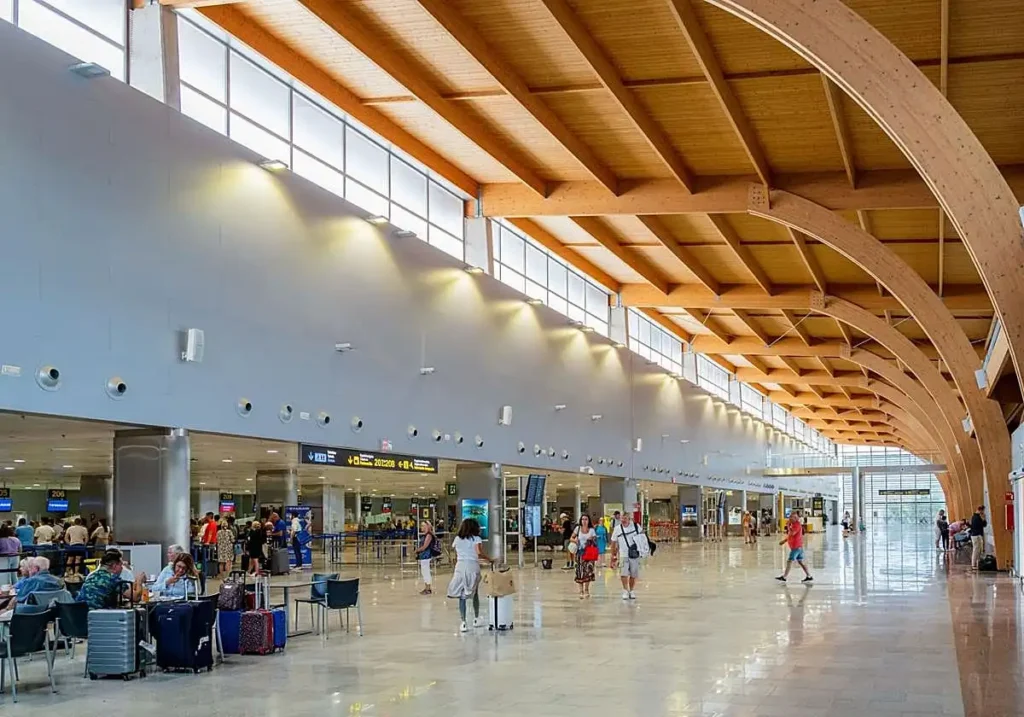 Un Trágico Suceso en el Aeropuerto de Tenerife: El Intento de Abordar un Vuelo con un Cadáver